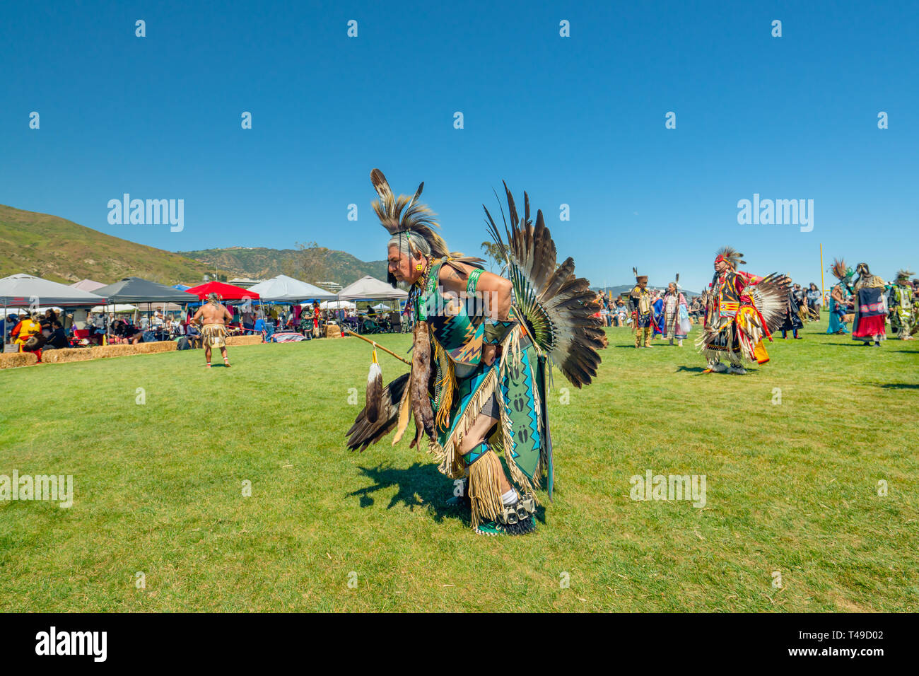 Gli uomini della danza tradizionale simula un guerriero esecuzione di scouting compiti prima di una battaglia.annuale Giornata Chumash Powwow e Intertribal raccolta, 13/04/2019 Foto Stock