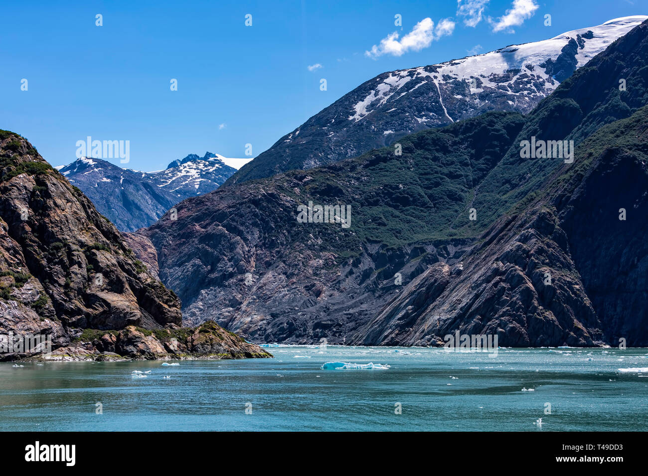 Montagne innevate e ice floes in Alaska Foto Stock