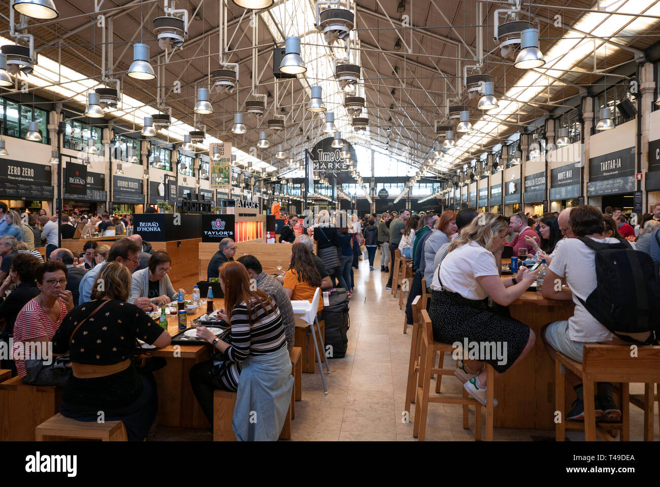 Tempo fuori mercato - Mercado da Ribeira - Lisbona, Portogallo, Europa Foto Stock