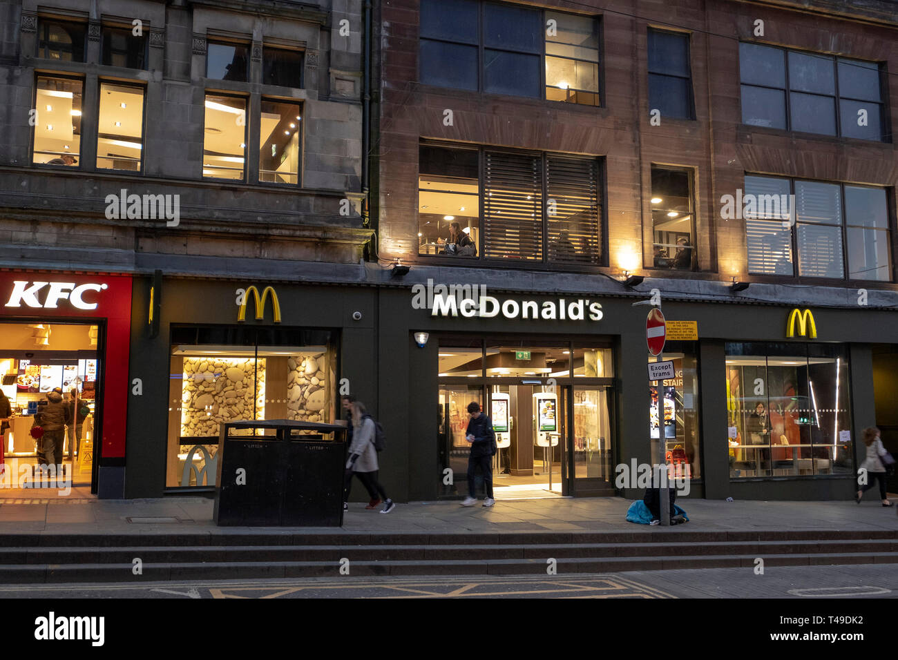 McDonald e KFC ristoranti fast food in St Andrew Street, Edimburgo, Scozia, Regno Unito, Europa Foto Stock