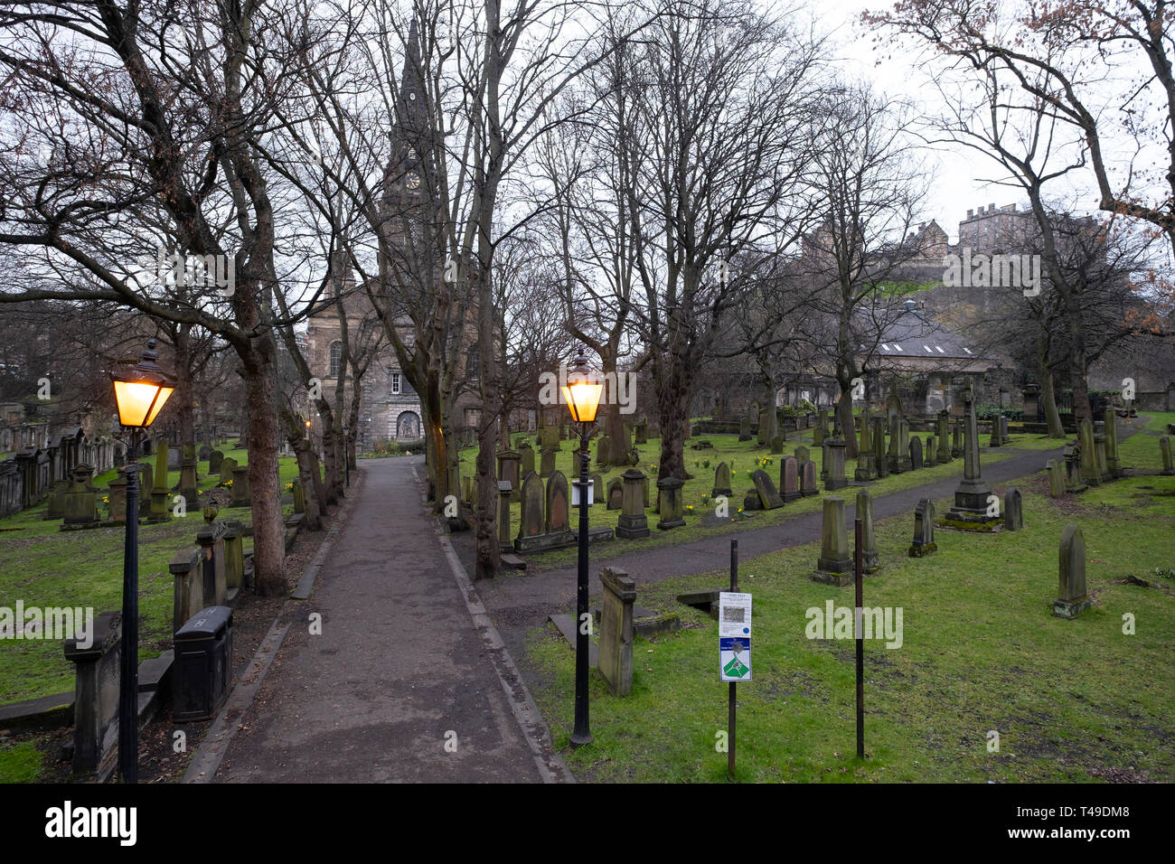 Cimitero kirkyard accanto alla chiesa parrocchiale di St Cuthbert, Edimburgo, Scozia, Regno Unito, Europa Foto Stock