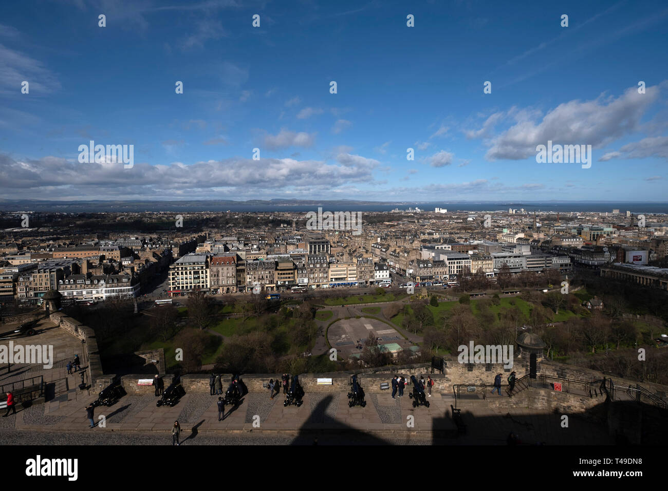 Angolo di alta vista di Edinburgh New Town dal Castello di Edimburgo, Scozia, Regno Unito, Europa Foto Stock