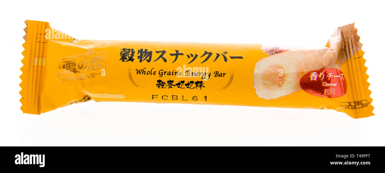 Winneconne, WI - 13 Aprile 2019: un pacchetto Yuki e amore grani interi di energia il sapore del formaggio cookie bar isolato su un background Foto Stock