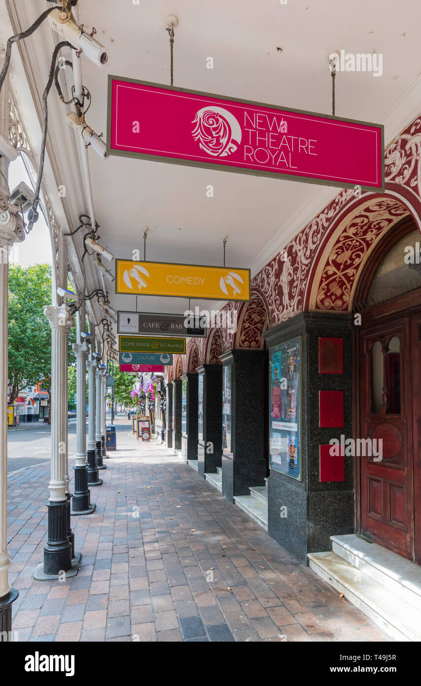 Cartelli appesi all'ingresso del nuovo Teatro Regio teatri edificio al Guildhall a piedi a Portsmouth, Hampshire, Inghilterra, Regno Unito. Foto Stock