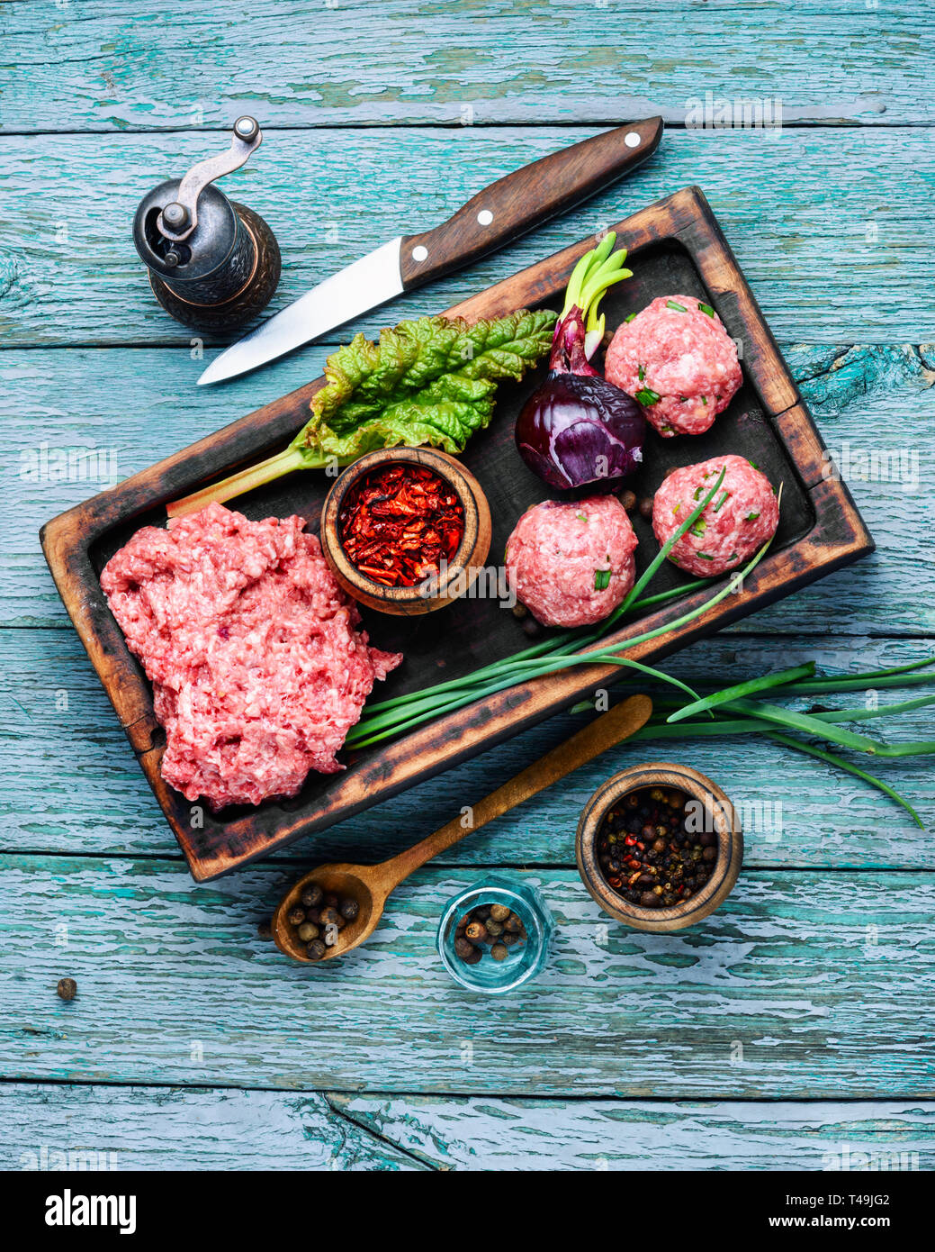 Carne macinata, carne forca. Carne macinata con ingredienti per cucinare, vista  dall'alto Foto stock - Alamy