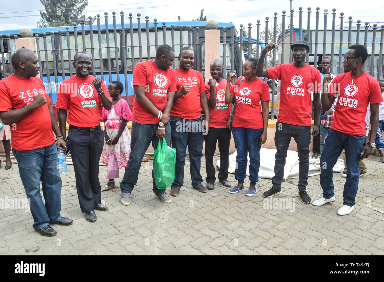 Nakuru, Rift Valley, in Kenya. Xiv Apr, 2019. Un gruppo di attivisti alleate del Kenya giubbotti di rosso il movimento sono visto che posano per una foto dopo un servizio di chiesa.Gli attivisti alleate del Kenya giubbotti di rosso il movimento protestavano silenziosamente circa un aumento dei livelli di corruzione nel governo, gli attivisti chiedono l' azione contro tutti i funzionari governativi coinvolti nella corruzione. Credito: ZUMA Press, Inc./Alamy Live News Foto Stock