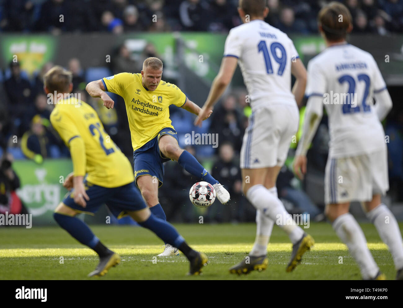 Brondby, Danimarca. Xiv Apr, 2019. Paulus Arajuuri, BrÃƒÂ'ndby se durante la Superleague partita di calcio tra Brondby se e FC Copenhagen a Brondby Stadium, Copenhagen, Danimarca. Credito: Lars Moeller/ZUMA filo/Alamy Live News Foto Stock