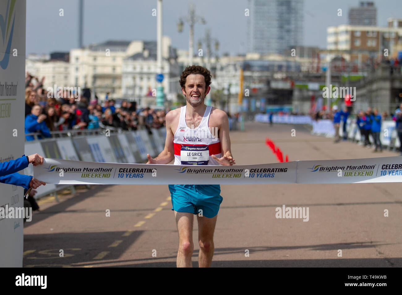 Brighton, Regno Unito. Xiv Apr, 2019. Il 14 aprile 2019. Migliaia di guide di scorrimento impostato su off al mattino da Preston Park e corse attraverso la città come hanno preso parte alla decima maratona di Brighton. Molti spettatori anche venuto a Brighton per allietare le guide. La prima maratona di Brighton ha avuto luogo nel 2010 e da allora la maratona di Brighton è diventata un evento popolare per la città ed è la seconda più grande maratona NEL REGNO UNITO. Alcuni podisti partecipa alla maratona per il conseguimento degli obiettivi personali mentre altri farlo per il supporto di una carità Credito: Matt Duckett/IMAGESLIVE/ZUMA filo/Alamy Live News Foto Stock