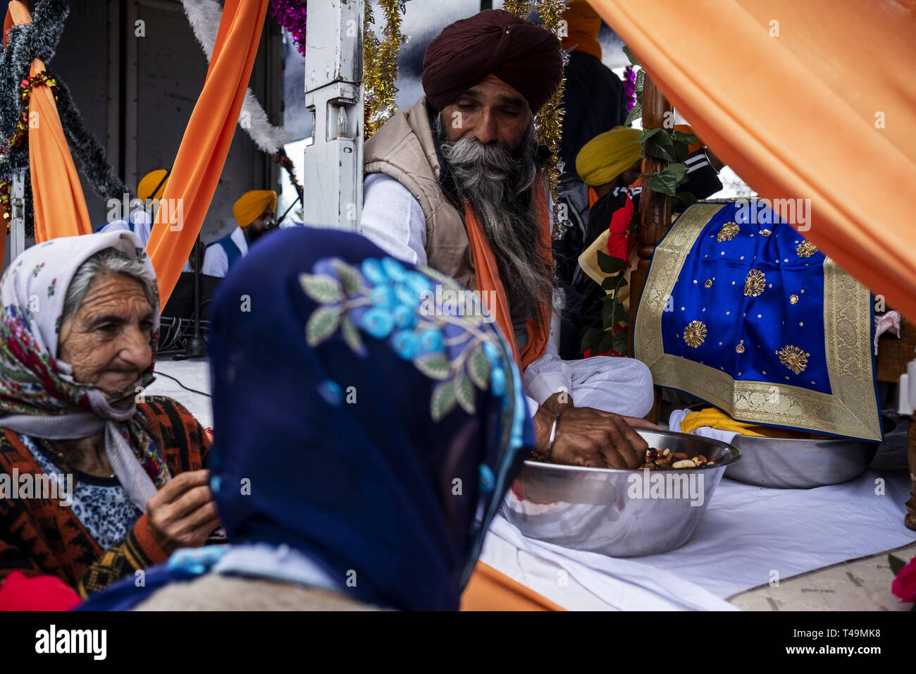 Roma, Italia. Xiv Apr, 2019. La riunione annuale della comunità sikh dell Italia per celebrare il Nagar Kirtan in Roma. Mille di devoti da tutto il paese ha preso parte alla cerimonia.Nagar Kirtan è un custom Sikh che coinvolgono il canto processionale di inni sacri ed è consuetudine nel mese di Visakhi. Tradizionalmente la processione è guidata da una bustina di zafferano-derubato Panj Piare (cinque amata del Guru), che sono seguiti dal Guru Granth Sahib, la sacra Scrittura sikh, che è posto su un galleggiante. Credito: Matteo Trevisan/ZUMA filo/Alamy Live News Foto Stock