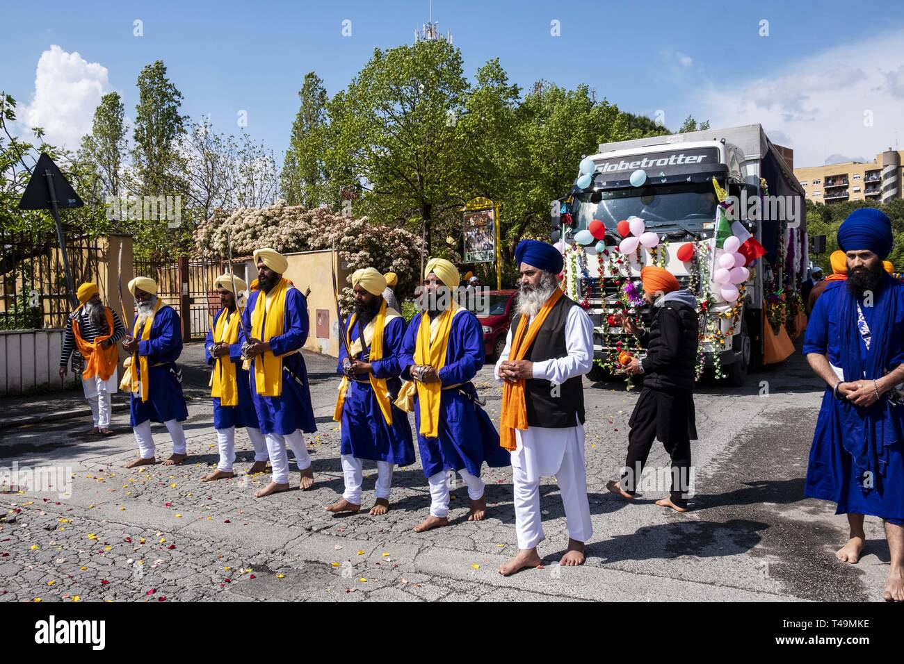 Roma, Italia. Xiv Apr, 2019. La riunione annuale della comunità sikh dell Italia per celebrare il Nagar Kirtan in Roma. Mille di devoti da tutto il paese ha preso parte alla cerimonia.Nagar Kirtan è un custom Sikh che coinvolgono il canto processionale di inni sacri ed è consuetudine nel mese di Visakhi. Tradizionalmente la processione è guidata da una bustina di zafferano-derubato Panj Piare (cinque amata del Guru), che sono seguiti dal Guru Granth Sahib, la sacra Scrittura sikh, che è posto su un galleggiante. Credito: Matteo Trevisan/ZUMA filo/Alamy Live News Foto Stock