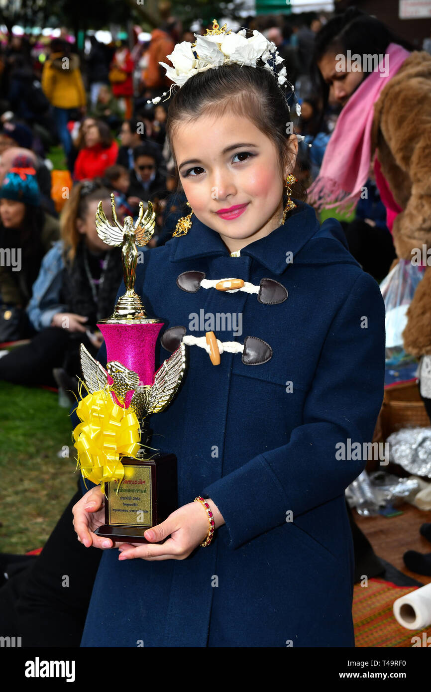 Londra, Regno Unito. Xiv Apr, 2019. Festeggia il Nuovo Anno per le popolazioni Thai (Songkran) al tempio Buddhapadipa in Wimbledon noto come Songkran Festival dell'acqua, Londra, Regno Unito. Credito: Picture Capital/Alamy Live News Foto Stock