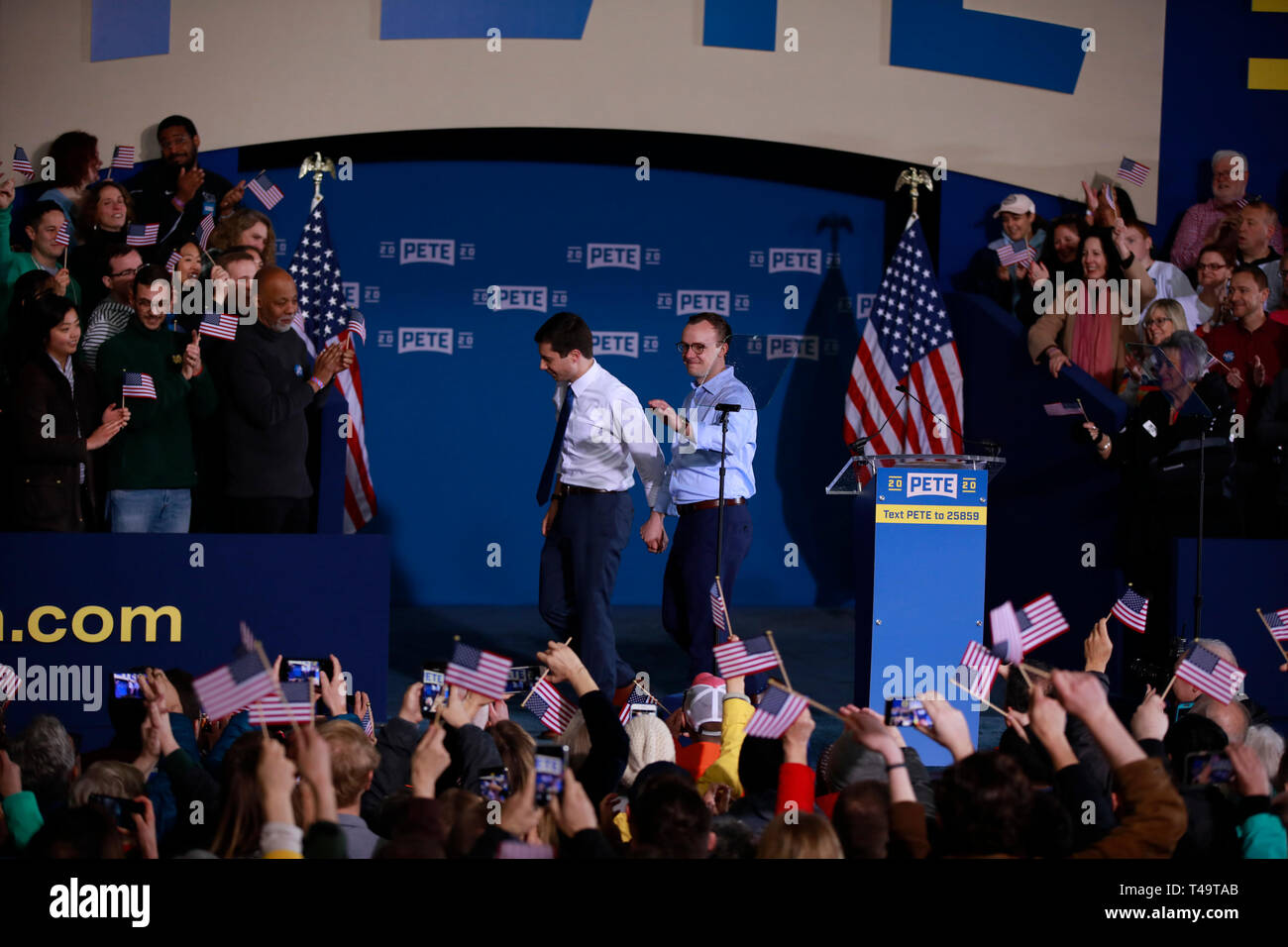 South Bend, Indiana Sindaco Pete Buttigieg visto tenendo le mani con il suo marito Chasten Buttigieg durante un evento di campagna ha annunciato che egli è in esecuzione per la presidenza degli Stati Uniti nel 2020 elezione alla Studebaker Building 84. Foto Stock