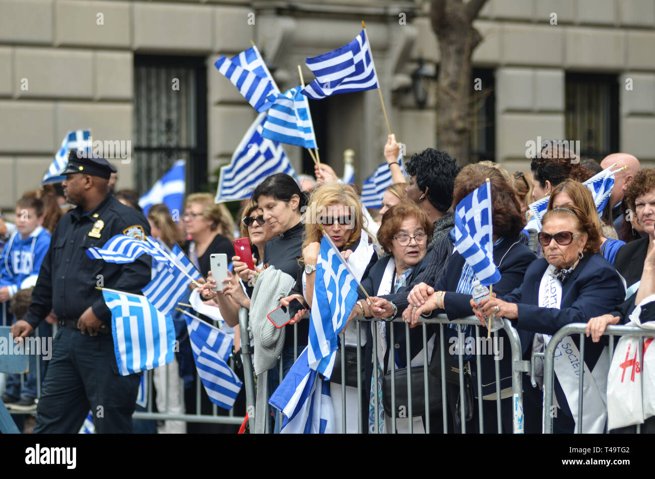 Gli spettatori si vede holding seevral bandiere Greca durante l annuale indipendenza greca Parade sulla Quinta Avenue in New York City. Foto Stock