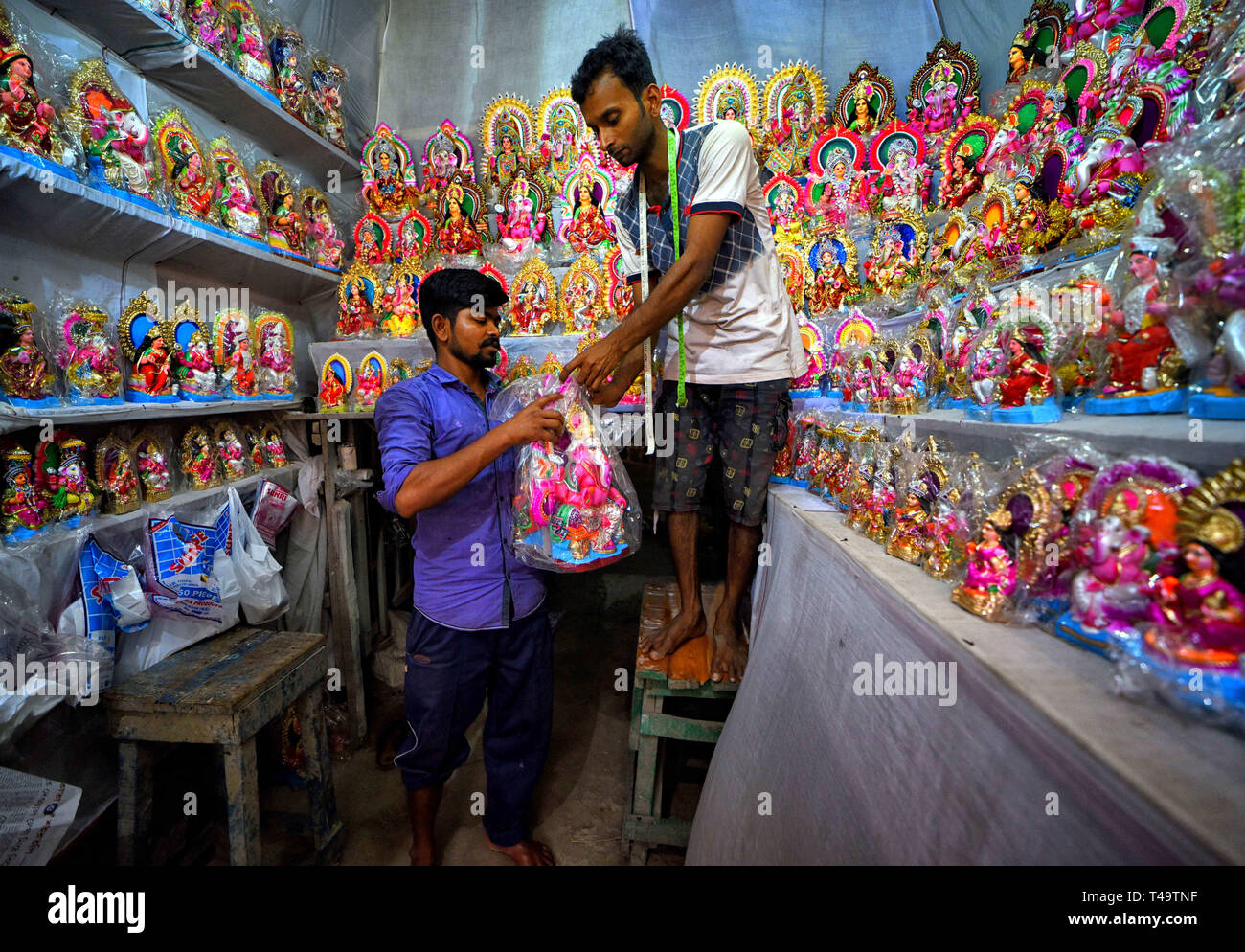 Kolkata, West Bengal, India. Xiv Apr, 2019. Un venditore al dettaglio si vede visualizzando gli idoli di Laxmi & Ganesh presso il suo negozio per la vendita in anticipo di occasione di Bengali nuovo anno celebrazione & puja avanti sulla xv Aprile, 2019. Credito: Avishek Das/SOPA Immagini/ZUMA filo/Alamy Live News Foto Stock