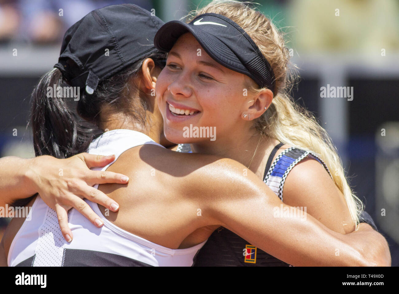 Aprile 14, 2019 - Amanda Anisimova e Astra Sharma abbracciare dopo di noi giocatori di tennis Amanda Anisimova vincerà 4-6, 6-4 e 6-1 in 1 ora e 43 minuti. Credito: Daniel Garzon Herazo/ZUMA filo/Alamy Live News Foto Stock