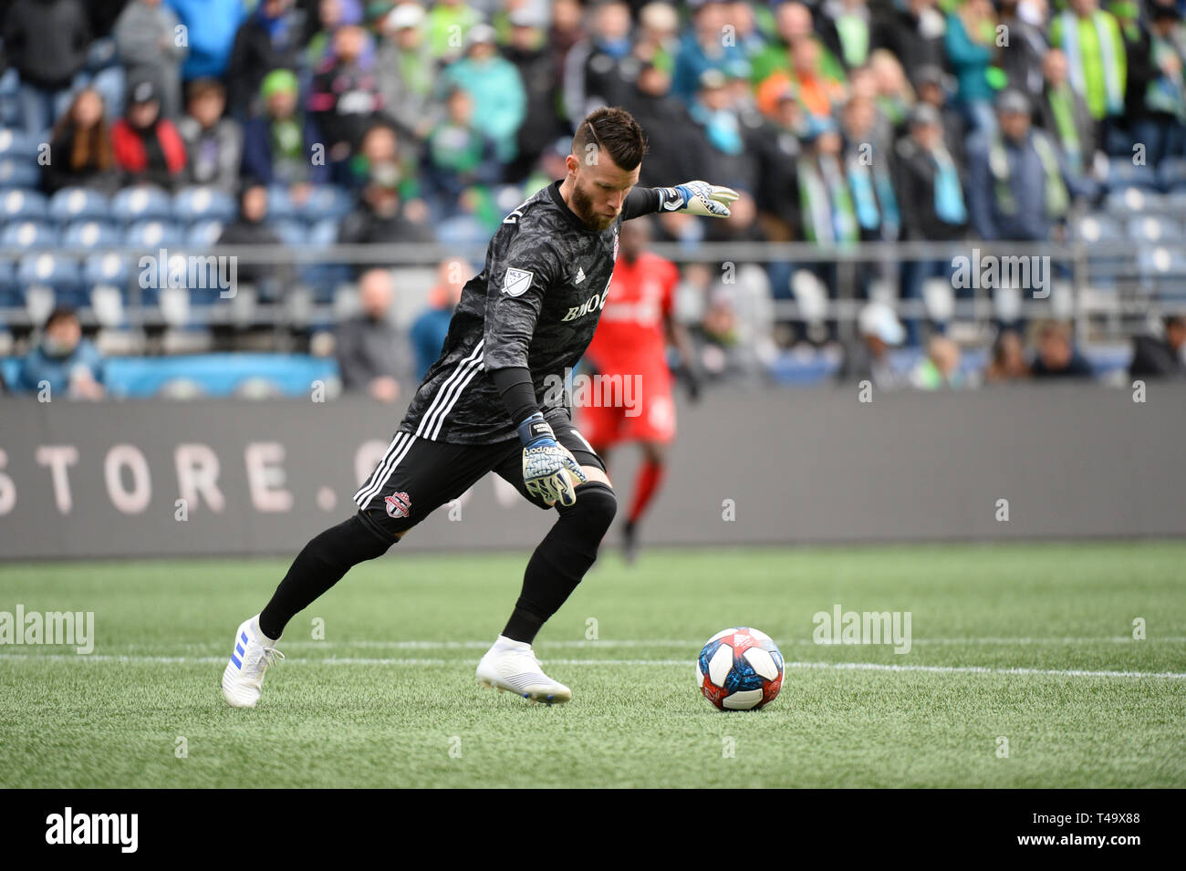 Seattle, Washington, Stati Uniti d'America. Xiii Apr, 2019. Toronto goalie Quentin Westberg (16) prende un calcio di punizione come Toronto FC visiti le sirene di Seattle per un match di MLS al secolo campo Collegamento a Seattle, WA. Seattle ha vinto la partita 3-2. Credito: Jeff Halstead/ZUMA filo/Alamy Live News Foto Stock