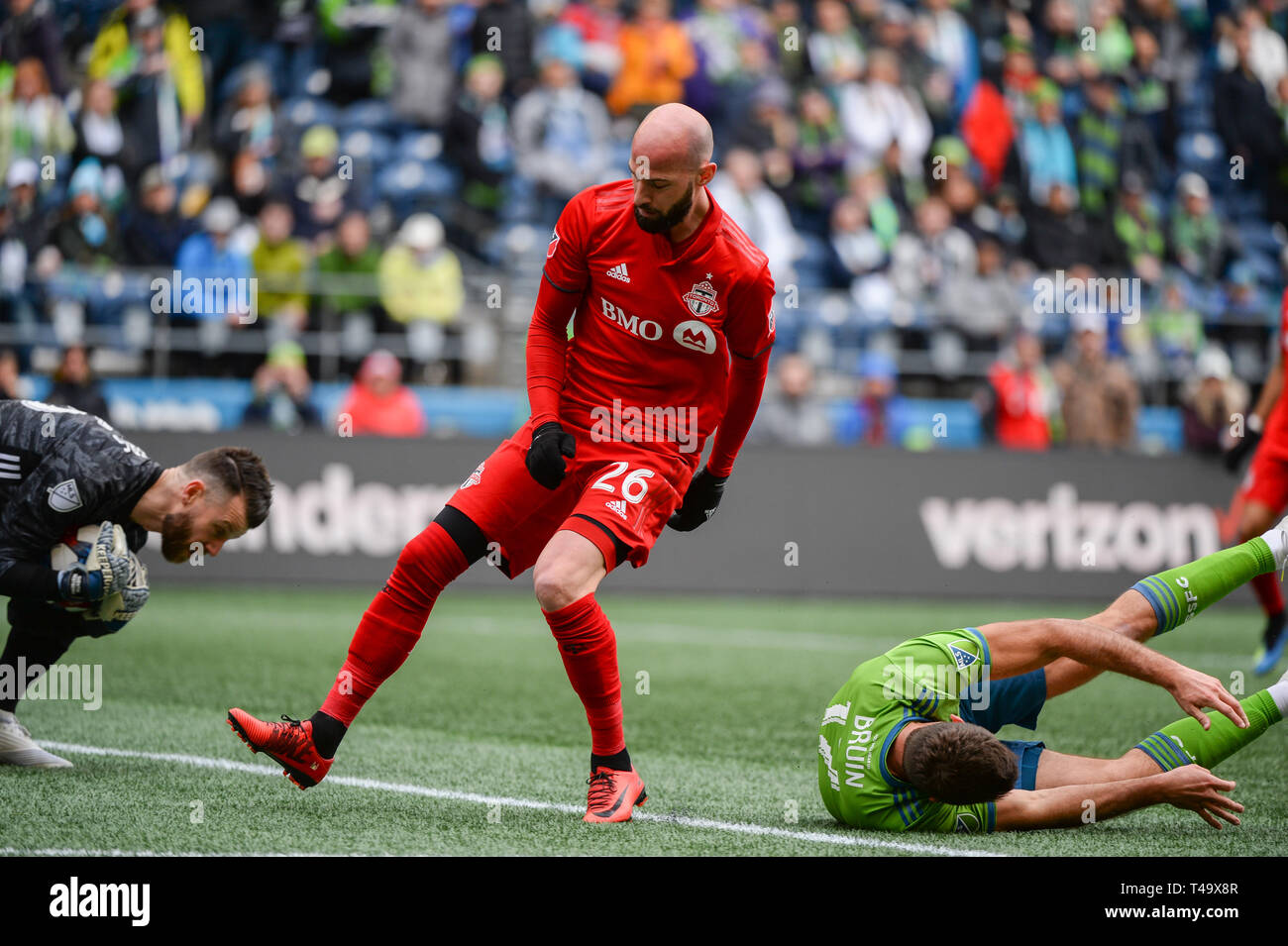 Seattle, Washington, Stati Uniti d'America. Xiii Apr, 2019. Toronto è Laurent Ciman (26) protegge il portiere Quentin Westberg (18) dalle sirene verrà Bruin (17) come Toronto FC visiti le sirene di Seattle per un match di MLS al secolo campo Collegamento a Seattle, WA. Credito: Jeff Halstead/ZUMA filo/Alamy Live News Foto Stock