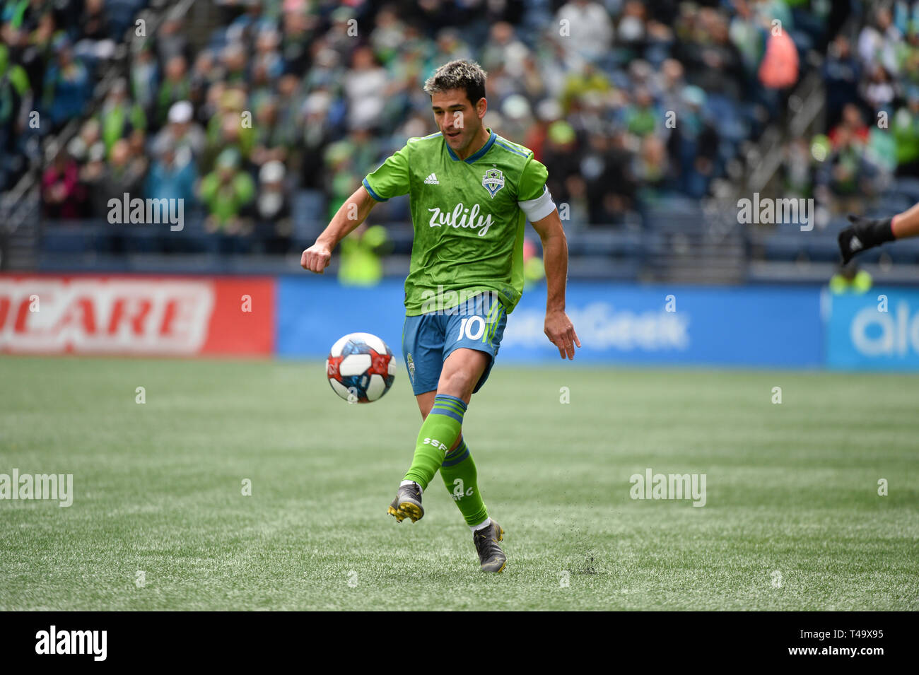 Seattle, Washington, Stati Uniti d'America. Xiii Apr, 2019. Seattle a Nico Lodeiro (10) in azione come Toronto FC visiti le sirene di Seattle per un match di MLS al secolo campo Collegamento a Seattle, WA. Credito: Jeff Halstead/ZUMA filo/Alamy Live News Foto Stock