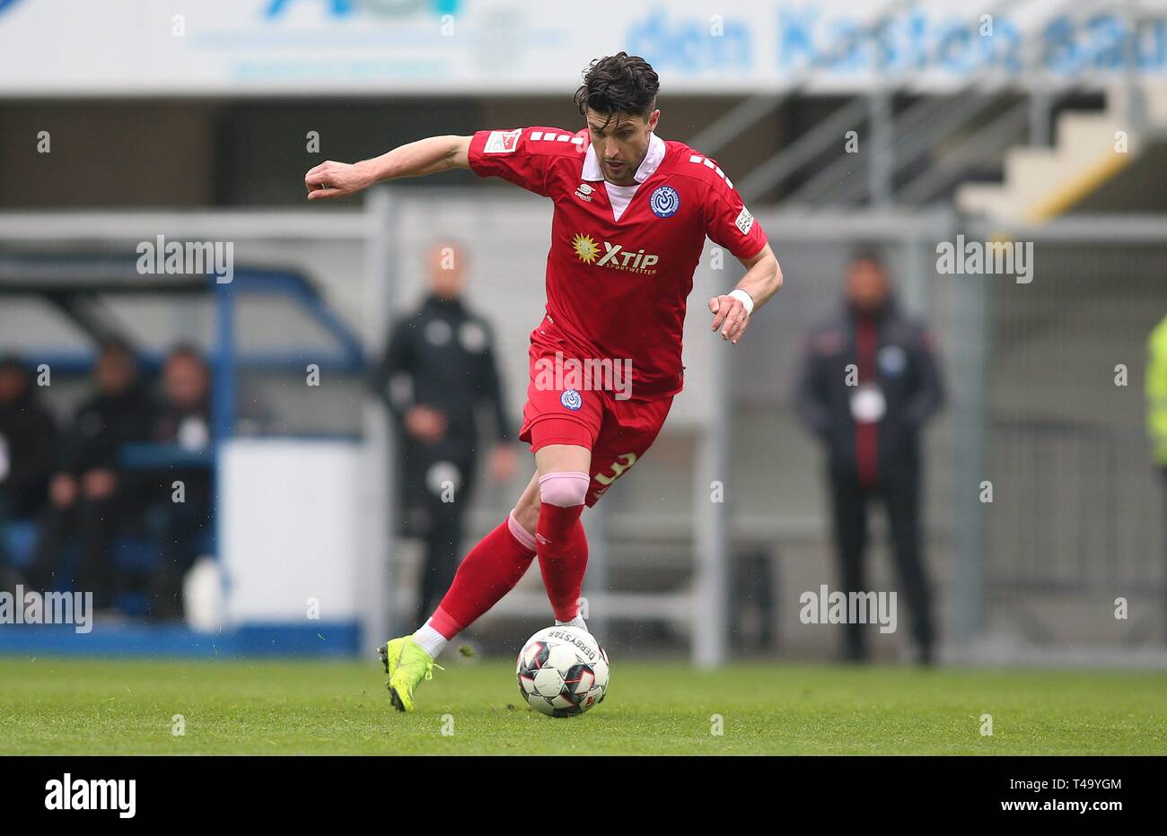 Paderborn, Deutschland. Xiii Apr, 2019. firo: 13.04.2019, calcio, 2.Bundesliga, stagione 2018/2019, SC Paderborn - MSV Duisburg, azione unica, Moritz STOPPELKAMP, MSV Duisburg, figura intera, | Utilizzo di credito in tutto il mondo: dpa/Alamy Live News Foto Stock