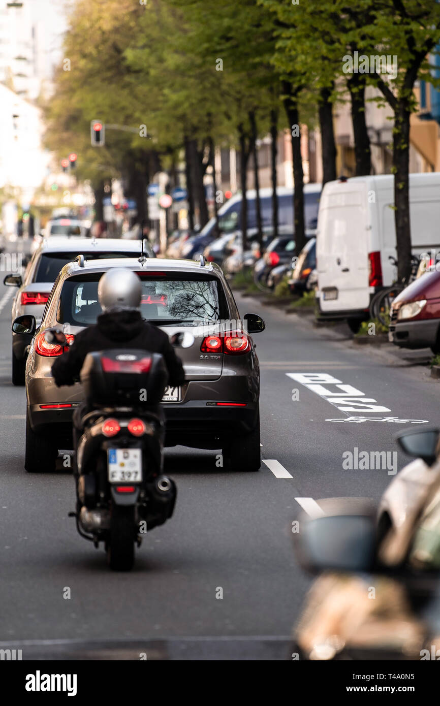 Il 15 aprile 2019, Renania settentrionale-Vestfalia, Düsseldorf: Auto drive in su Merowinger Strasse. Su 15.04.2019, la prima corsia ambientale è quello di andare in operazione su Merowingerstraße a Düsseldorf. Le piste sono destinati a contribuire a scongiurare diesel divieti di guida. Solo autobus, biciclette, taxi e auto con trazione elettrica è permesso di guidare su di essi. Foto: Federico Gambarini/dpa Foto Stock