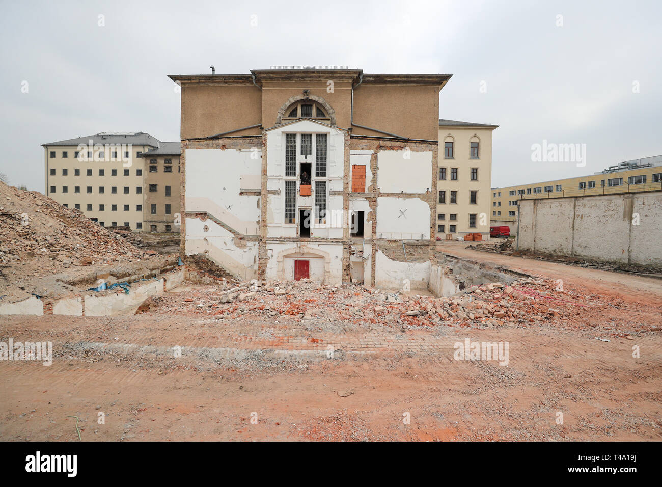 Chemnitz, Germania. 09Apr, 2019. L'ex carcere Kaßberg. Lo Stato della Sassonia intende sostenere la costruzione di un memoriale qui con milioni di euro in finanziamenti. Il Kaßberg prigione era noto in GDR tempi come la 'gateway alla libertà". Il libero acquisto di prigionieri per la Repubblica federale di Germania è stata effettuata tramite la prigione. Attualmente, gli edifici del sito che non sono elencati vengono demoliti. Case a schiera sono di essere costruita qui dal 2022. Credito: Jan Woitas/dpa-Zentralbild/dpa/Alamy Live News Foto Stock