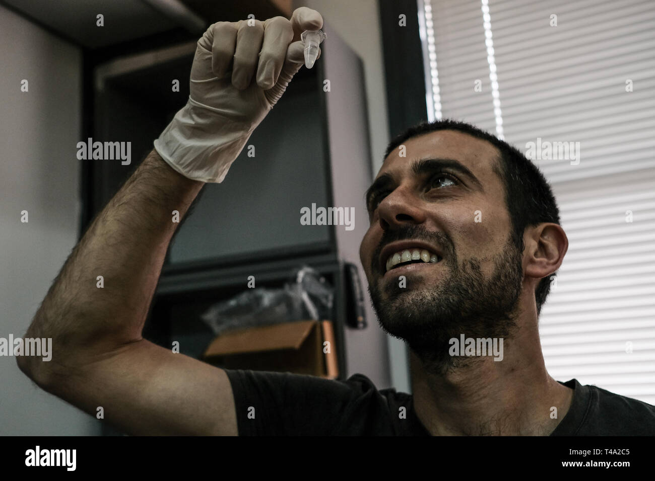 Tel Aviv, Israele. Il 15 aprile, 2019. Tel Aviv University ricercatori hanno stampato il primo al mondo 3D vascolarizzato engineered cuore comprese le cellule, i vasi sanguigni, ventricoli e camere con un paziente cellule proprie e di materiali biologici. Fino ad ora, gli scienziati in medicina rigenerativa hanno avuto successo nella stampa dei soli tessuti semplici senza vasi sanguigni. Gli scienziati presso il laboratorio del prof. Tal Dvir rivendicazione studio spiana la strada ad un futuro in cui i pazienti non dovranno più attendere per trapianti né affrontare gli ostacoli di rigetto. Credito: Nir Alon/Alamy Live News Foto Stock
