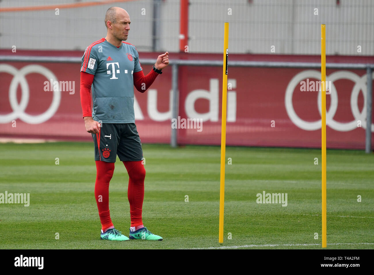 Arjen ROBBEN (FC Bayern Monaco di Baviera) sta lavorando alla sua rimonta. gesto, mostra, azione, azione unica, immagine singola, tagliate, corpo pieno shot, figura intera. La formazione FC Bayern Munich Soccer 1. Bundesliga, stagione 2018/2019, su 15/04/2019 in Muenchen. | Utilizzo di tutto il mondo Foto Stock