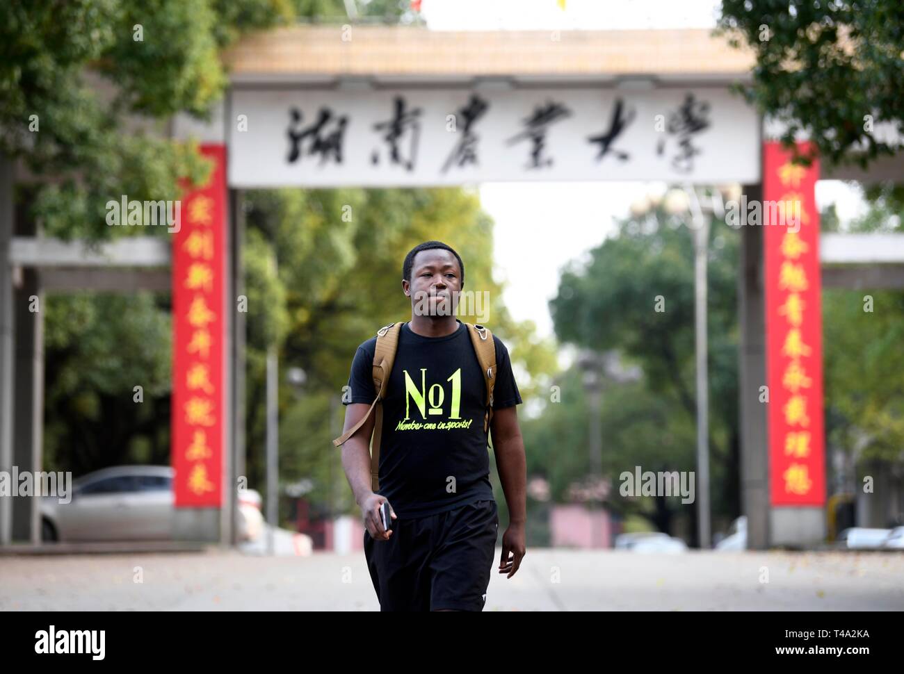 (190415) -- CHANGSHA, 15 aprile 2019 (Xinhua) -- Mangeh III Fondzenyuy Cedric si è visto all'ingresso di Hunan Università Agricola in Changsha, centrale provincia cinese di Hunan, Marzo 19, 2019. Il 25-anno-vecchio Cedric è dal Camerun. Dopo aver assistito alle imprese cinesi' agricola avanzata per la scienza e la tecnologia e le attrezzature, egli è venuto in Cina nel 2017 e ha studiato come un diploma di specializzazione in meccanizzazione agricola engineering nella scuola di ingegneria di Hunan Università Agricola dopo aver completato i suoi studi universitari. Cedric principalmente gli studi di meccanizzazione agricola un Foto Stock