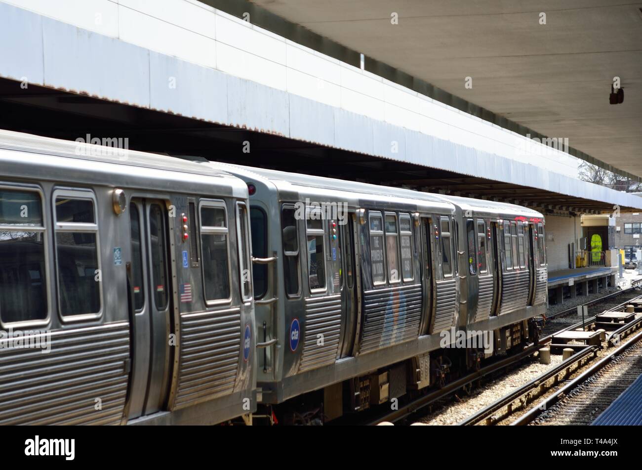Chicago, Illinois, Stati Uniti. Un trasporto rapido della linea marrone CTA attende la partenza dalla stazione di Kimball Avenue nel quartiere di Albany Park. Foto Stock