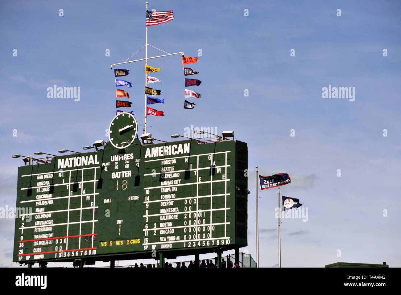 Chicago, Illinois, Stati Uniti d'America. Il Landmark scoeboard sopra il centro campo gradinate a iconico Wrigley Field, casa dei Chicago Cubs. Foto Stock