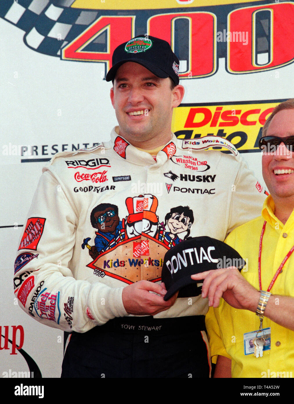 Tony Stewart festeggia conquistando la Penzoil 400 NASCAR gara di Homestead Florida al Homestead-Miami Speedway su Novembre 12, 2000. Foto Stock