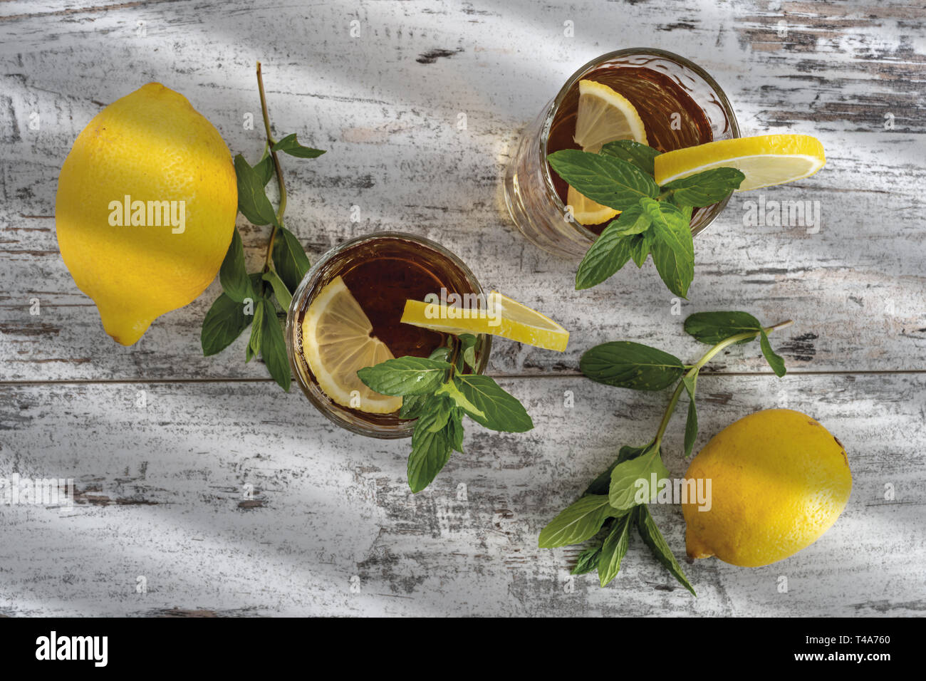 Tè al limone con menta a causa bicchieri da sopra Foto Stock