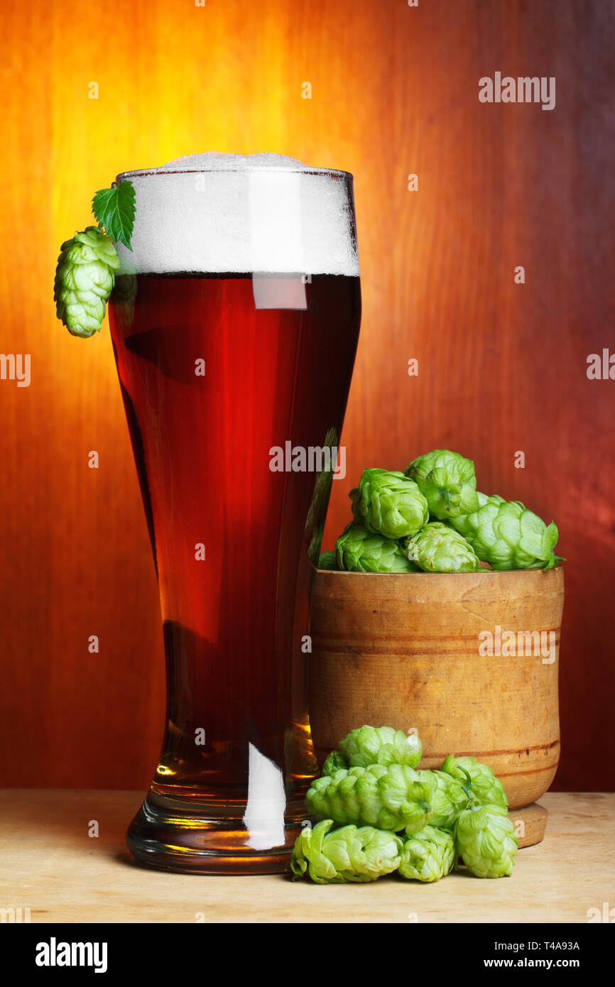 La birra con freschi maturi hop still-life Foto Stock