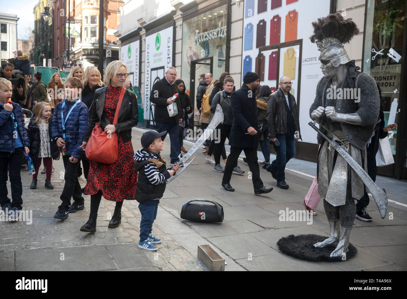 Londra - 17 febbraio 2019: Street attore in costume gladiator pone con i passanti per la fotografia Foto Stock