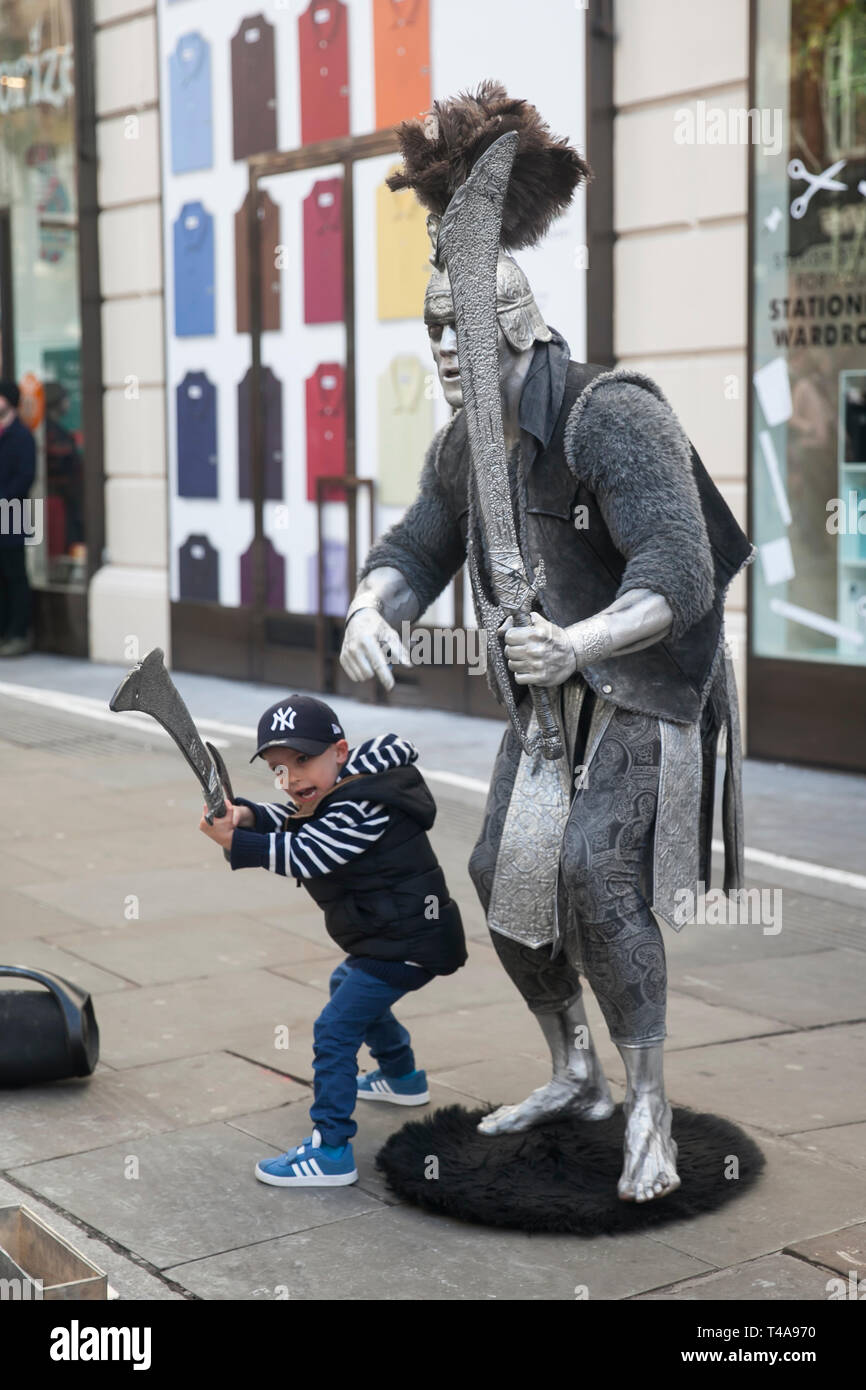 Londra - 17 febbraio 2019: Street attore in costume gladiator pone con i passanti per la fotografia Foto Stock