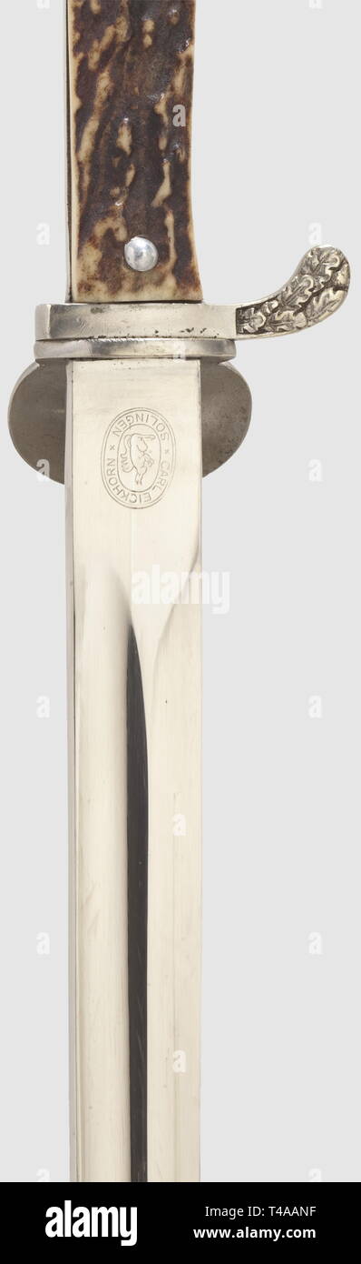 Una lunga baionetta di polizia con protezione, portepee e cuoio rana, Maker Carl Eickhorn, Solingen Bella, nichelato blade con inizio marchio del fabbricante sul ricasso nonché proofmark sulla colonna vertebrale. Placcato nichel elsa con foglie di quercia decoro in rilievo e la testa di aquila pomo. La protezione rappresenta un aquila in rilievo. La Staghorn pannelli di presa con alluminio emblema. In pelle marrone scura con sciabola placcato nichel raccordi. In pelle nera con rana portepee del Municipio Polizia di Prevenzione. Lunghezza 56 cm, storico, storico, 1930S, 1930s, xx secolo, spinta, thrustings, mano abbiamo, Editorial-Use-solo Foto Stock
