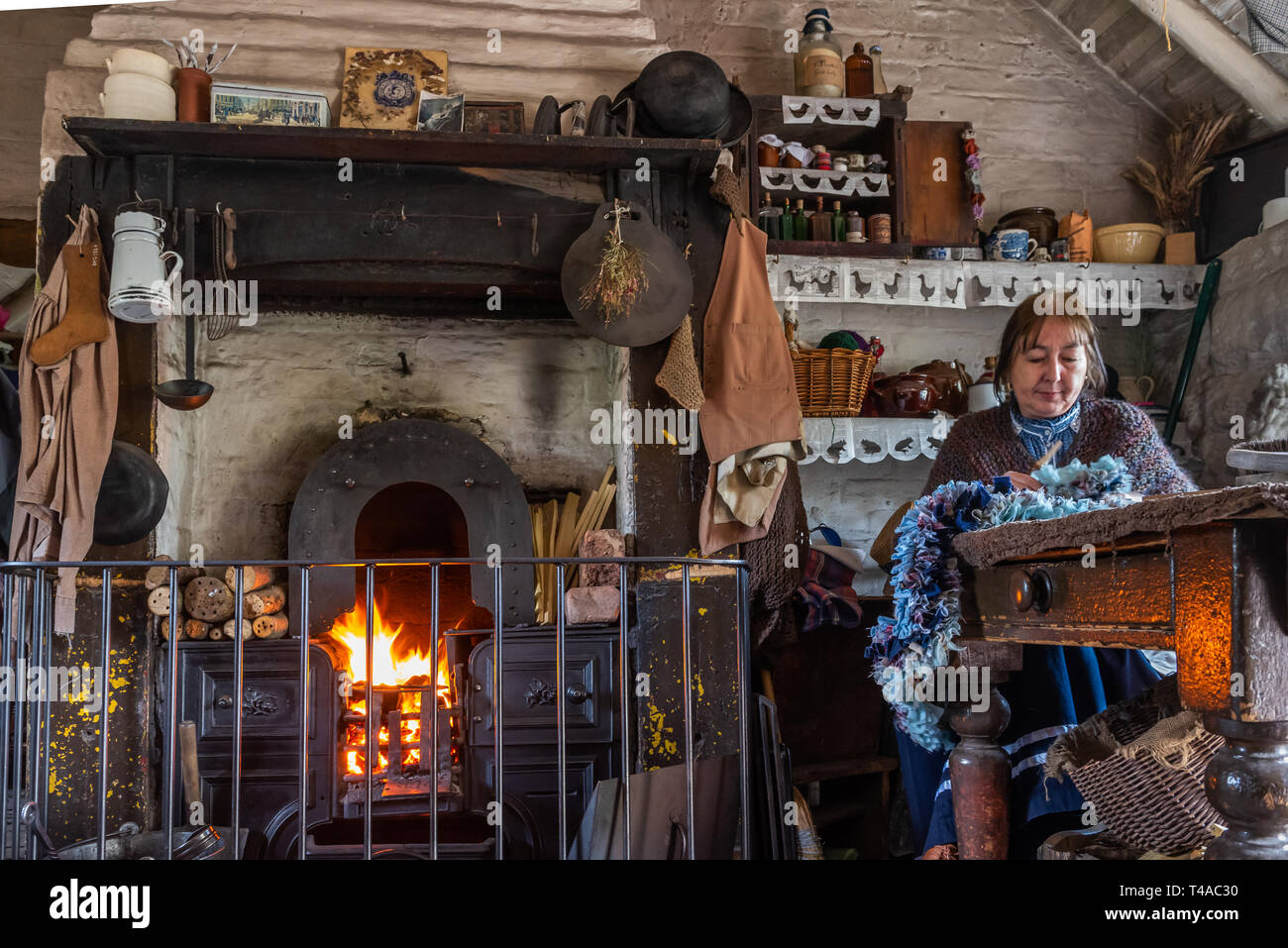 L'interno di Squatter Cottage a Blists Hill villaggio vittoriano Ironbridge nello Shropshire Foto Stock