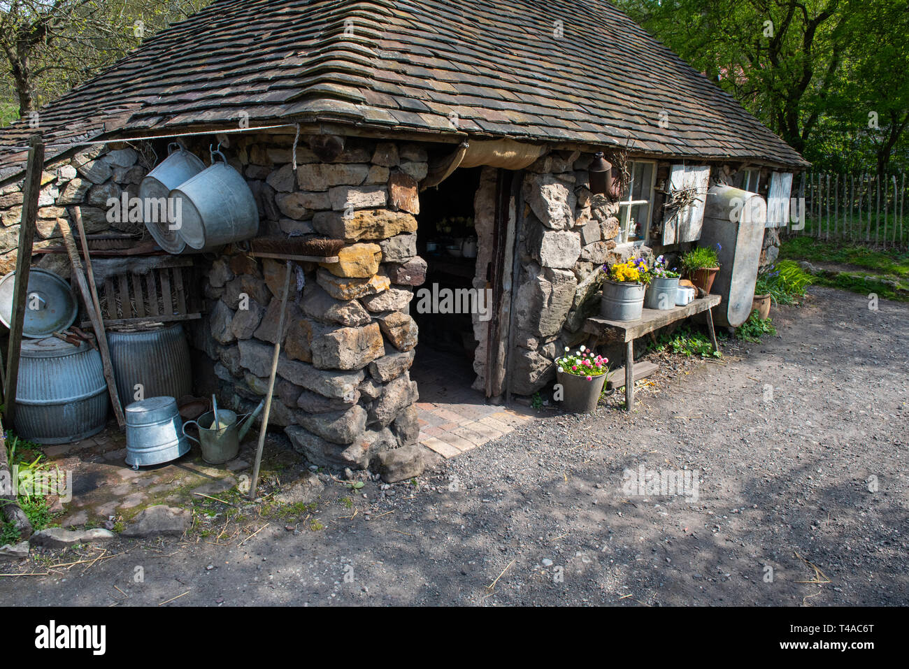 Esterno del Cottage Squatter a Blists Hill cittadina vittoriana Ironbridge Shropshire Foto Stock