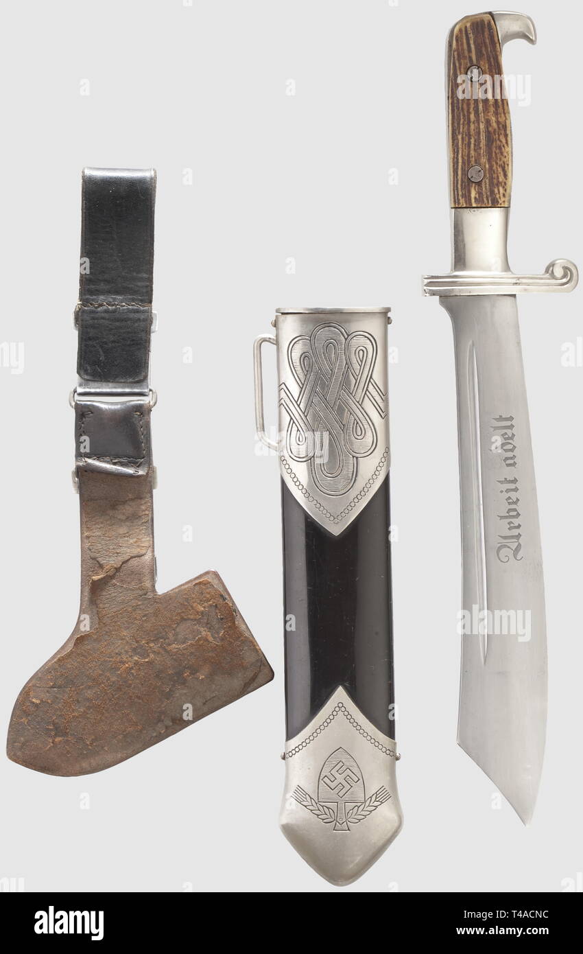 Un modello 1934 hewer per uomini arruolati/sottufficiali di RAD, con appendiabiti in pelle, nessun Maker's Mark lama massiccio inciso con il motto. Placcato in argento con elsa staghorn afferrare le piastre. Acciaio verniciato nero fodero con raccordi argentato. Gruccia (secondo modello) di cuoio annerito. Lunghezza 38 cm, storico, storico degli anni trenta del ventesimo secolo, Reichsarbeitsdienst, Reich Manodopera, membro della manodopera, organizzazione, organizzazione, organizzazioni, organizzazioni, NS, il socialismo nazionale, il nazismo, il terzo Reich, Reich tedesco, Germania, nazionale socialista, nazista, periodo nazista, fascista, il fascismo, arnese, pi, Editorial-Use-solo Foto Stock