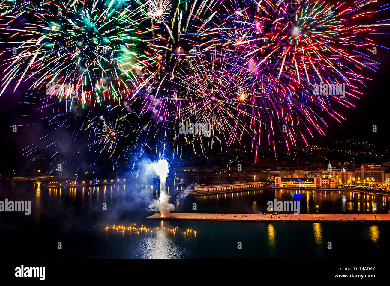 Trieste Italia celebrazione porta serale fuochi d'artificio Foto Stock
