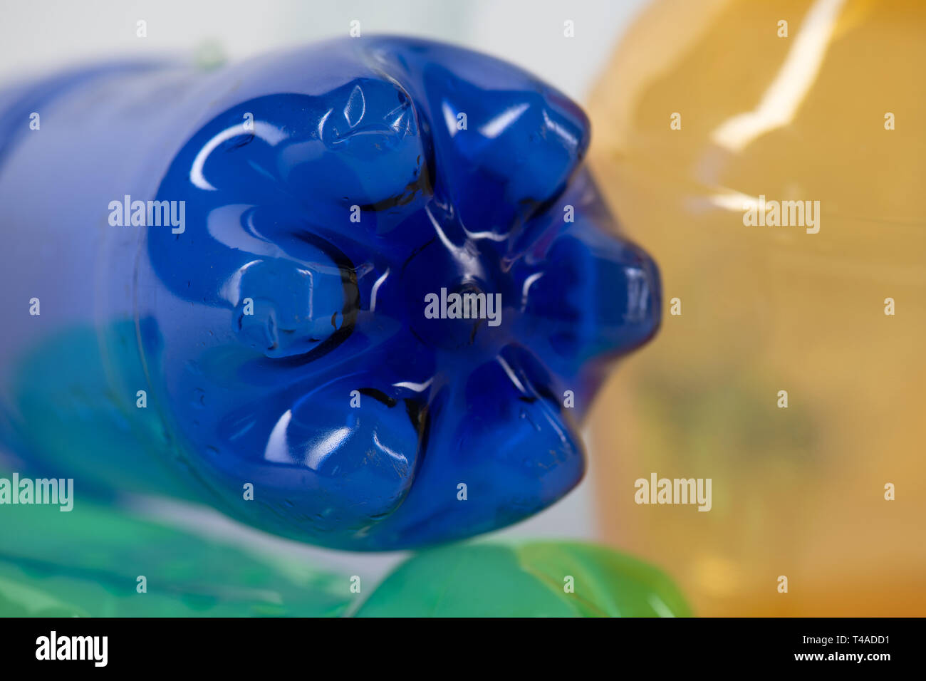 Vuoto azzurro bottiglia in materia plastica presentante una catastrofe ambientale Foto Stock