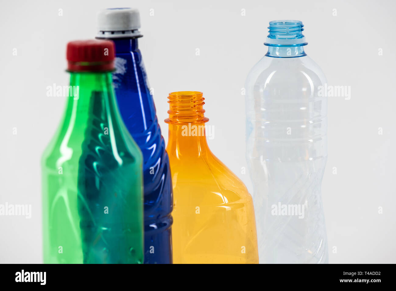 Mazzetto di dimensioni diverse bottiglie vuote fatta con vari di plastica Foto Stock