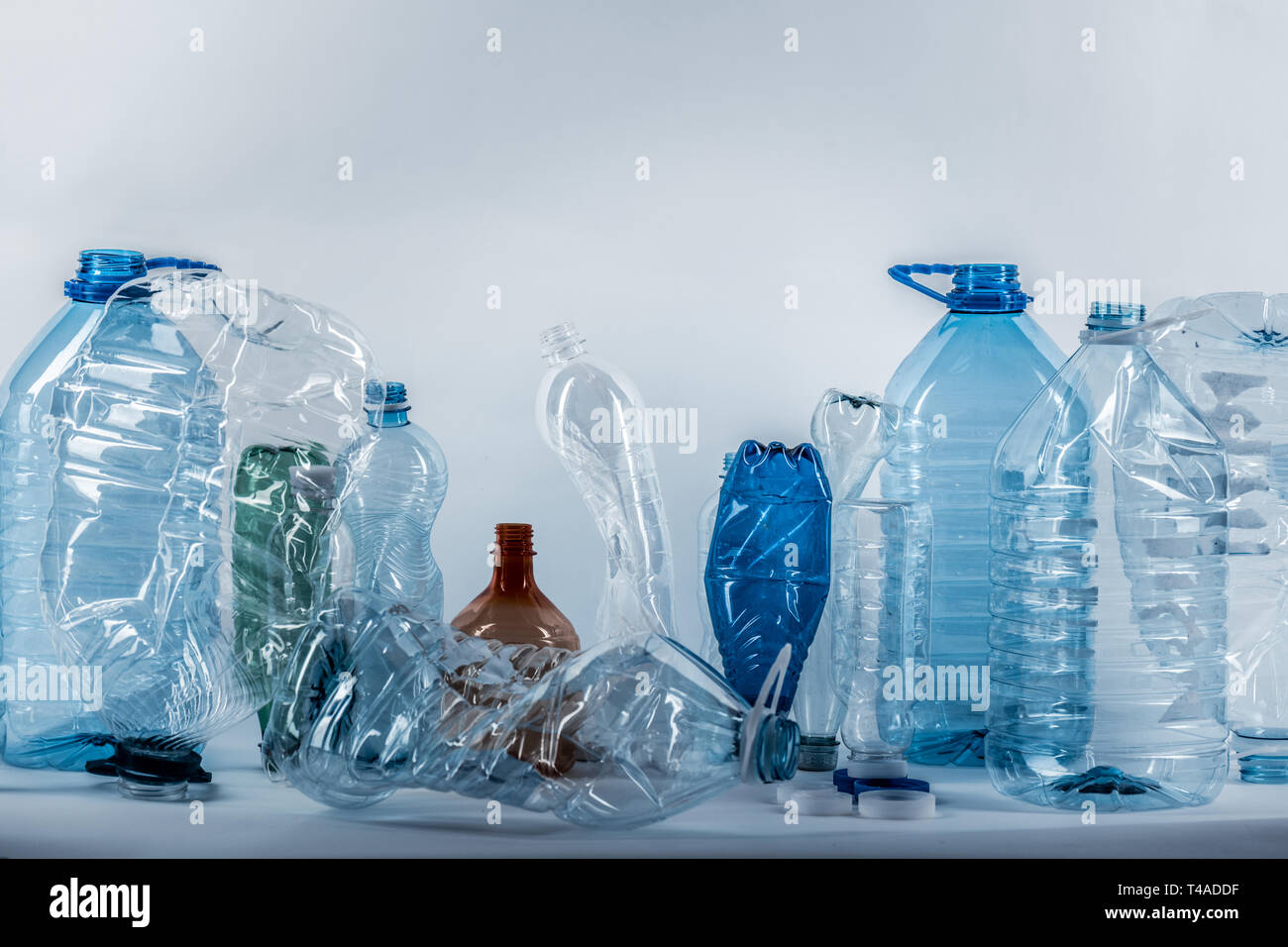 Diversamente dimensionati spiegazzato e stropicciata plastica bottiglie di acqua Foto Stock