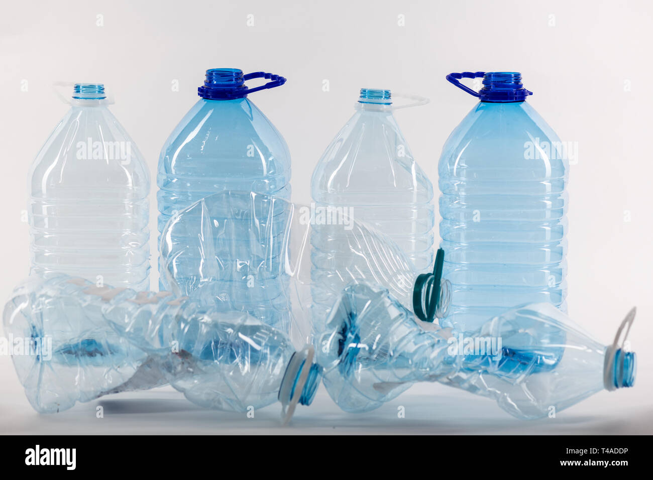Aperto chiaro grandi vasi di plastica dietro e a pochi sgualciti Foto Stock