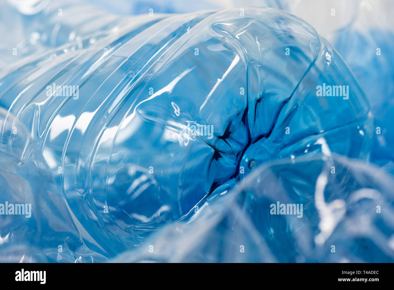 Chiaro trasparente blu contenitori in plastica in fase di rilascio per ambiente e natura Foto Stock