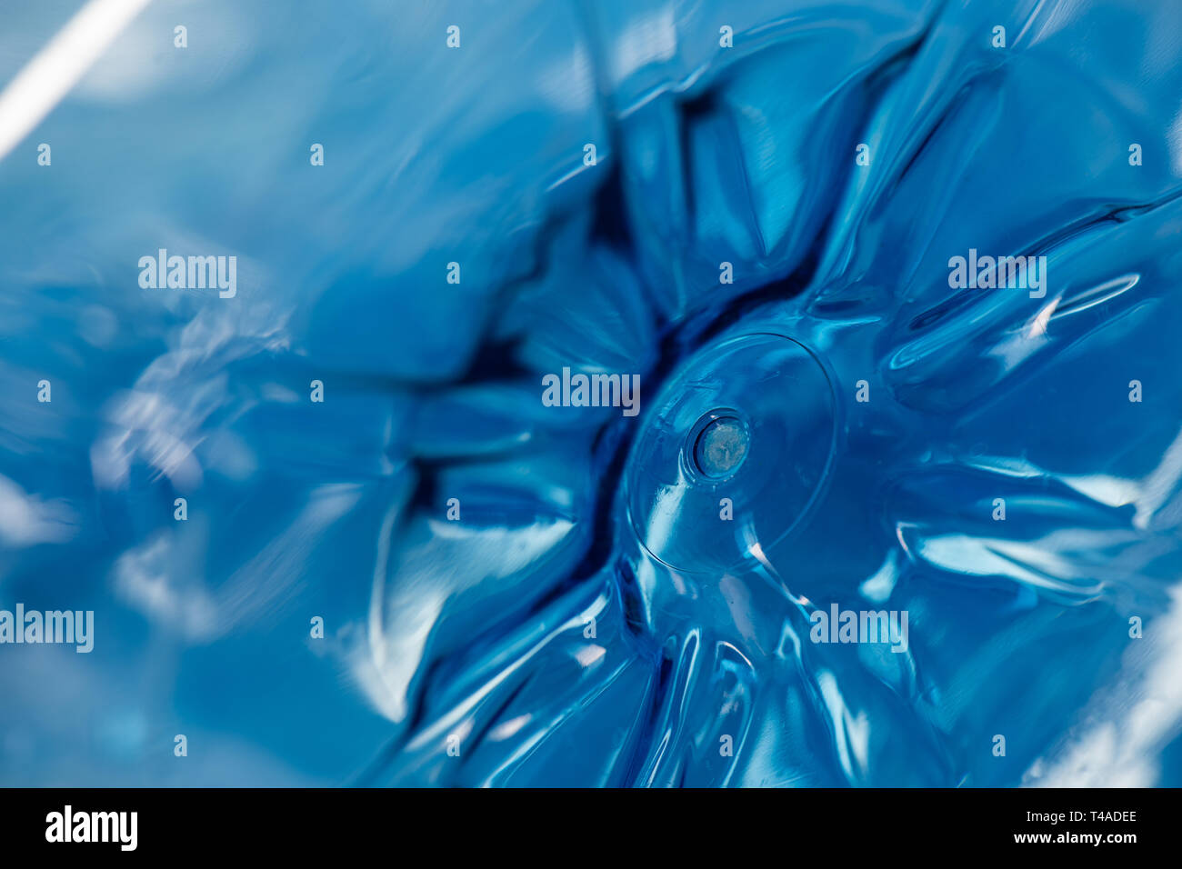 Fondo blu bottiglia d'acqua fatta di plastica spessa Foto Stock