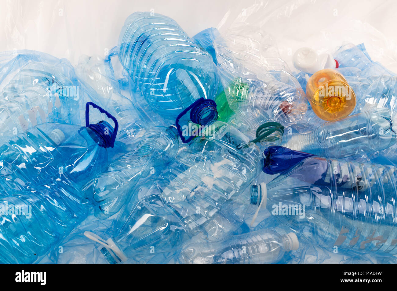 Bottiglie di diverse dimensioni e colori essendo collocato insieme sul blu tappetino in plastica Foto Stock