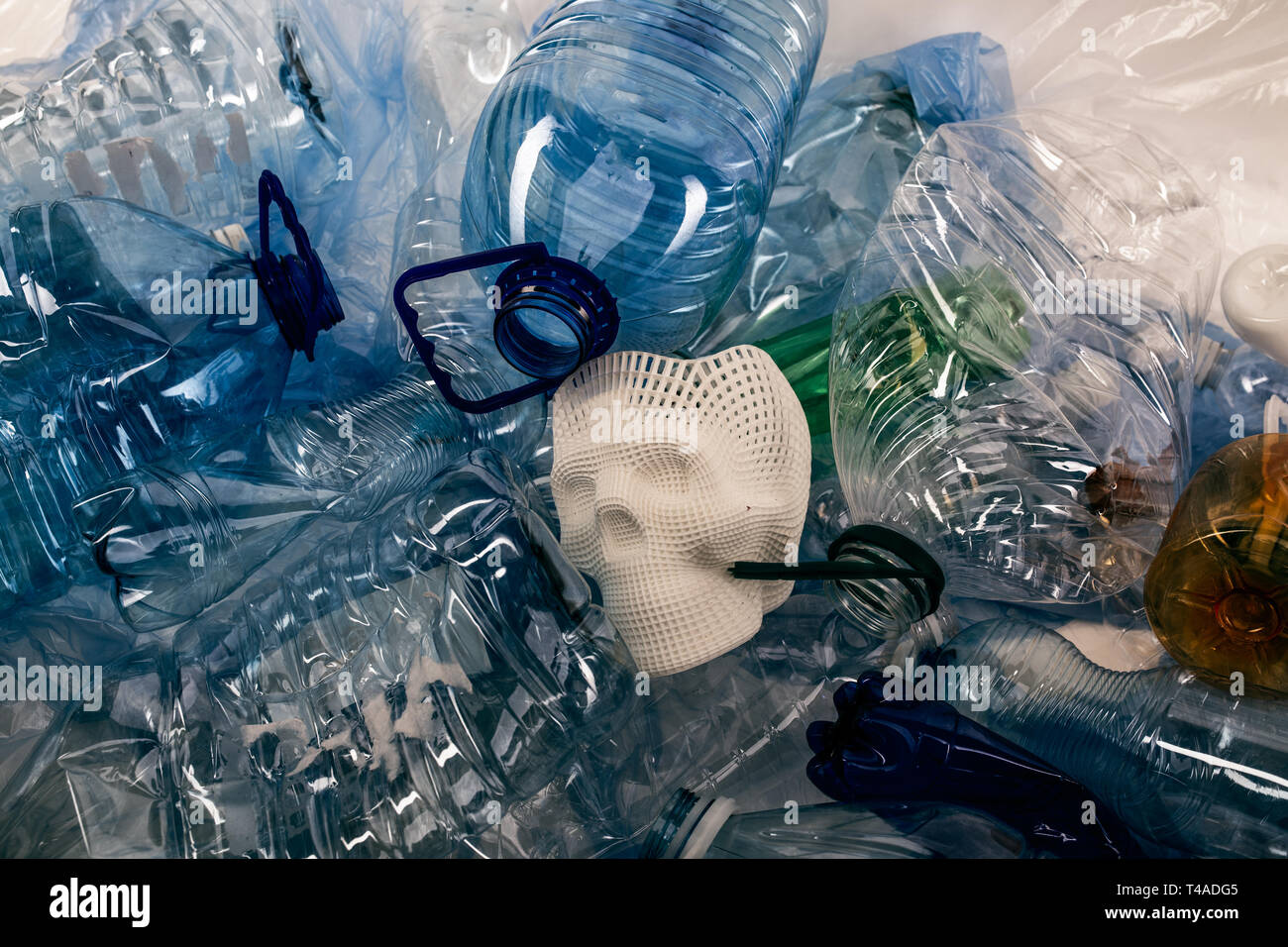 Mazzetto di plastica trasparente le bottiglie di acqua che circonda la faccia cranio Foto Stock