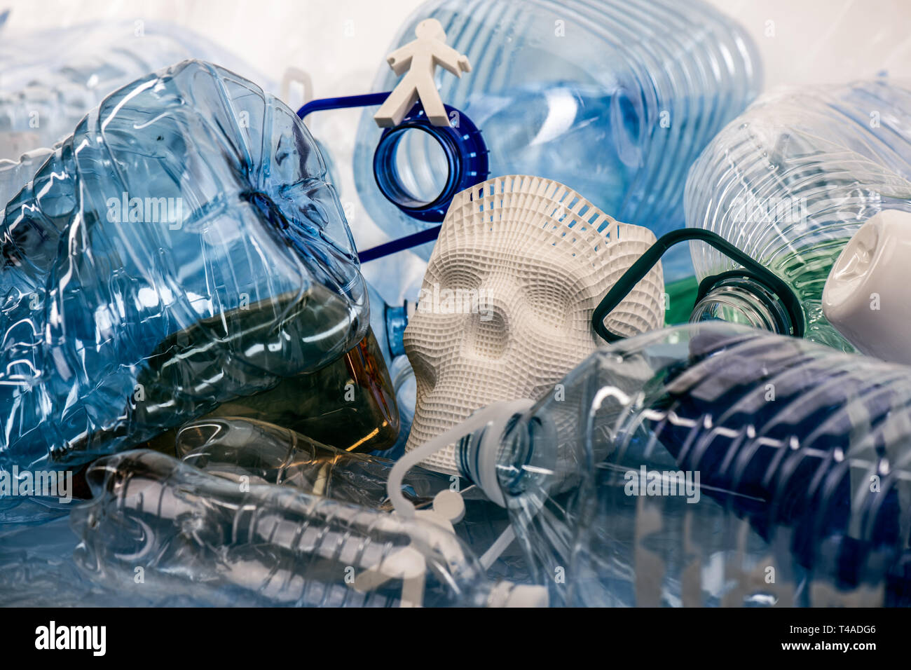 Modelli in plastica di persone e il cranio giacente in un mucchio di immondizia di plastica Foto Stock