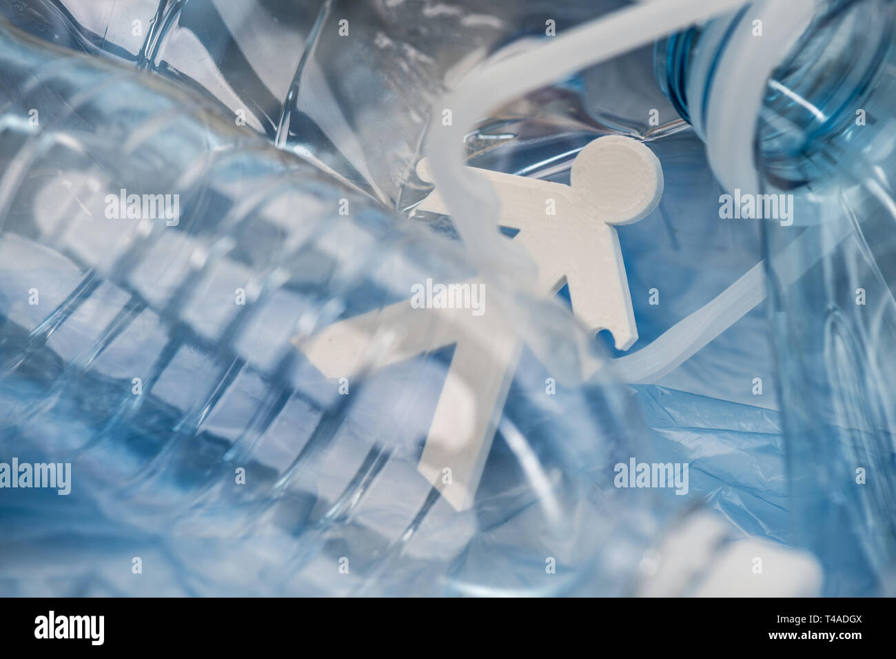 Modello inerme di persona oggi di essere in una gabbia di plastica dalle bottiglie Foto Stock
